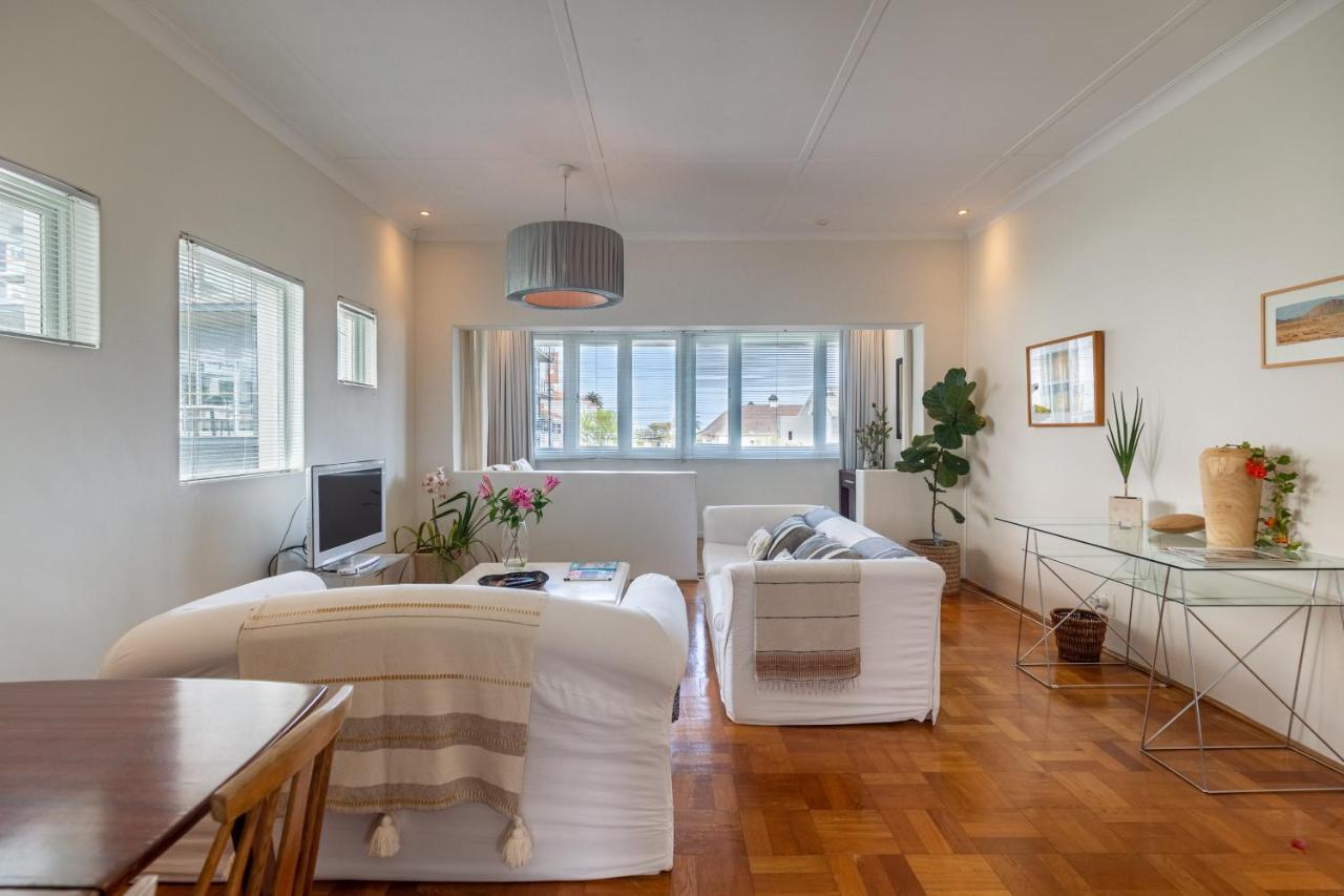 Portswood Mews - Chic White Studio Apartment Green Point ケープタウン エクステリア 写真