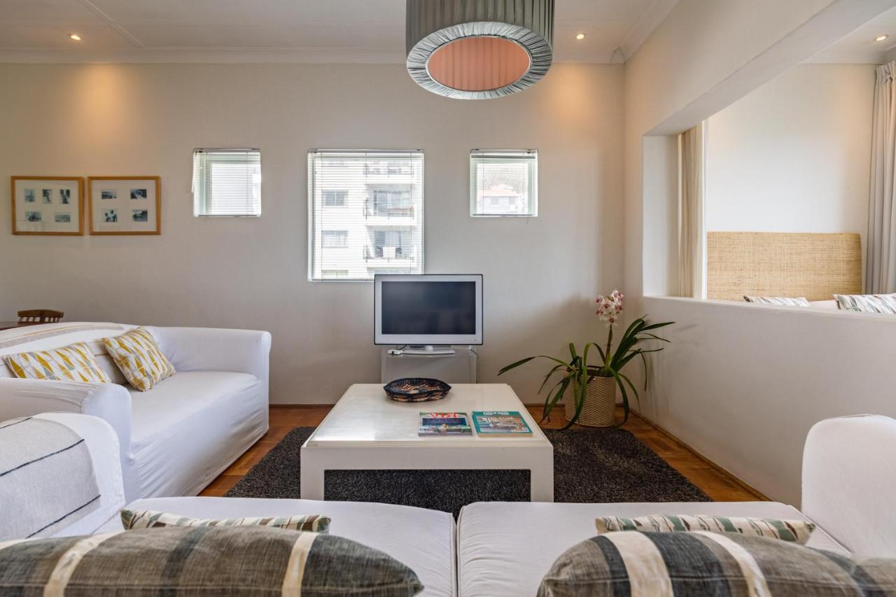 Portswood Mews - Chic White Studio Apartment Green Point ケープタウン エクステリア 写真