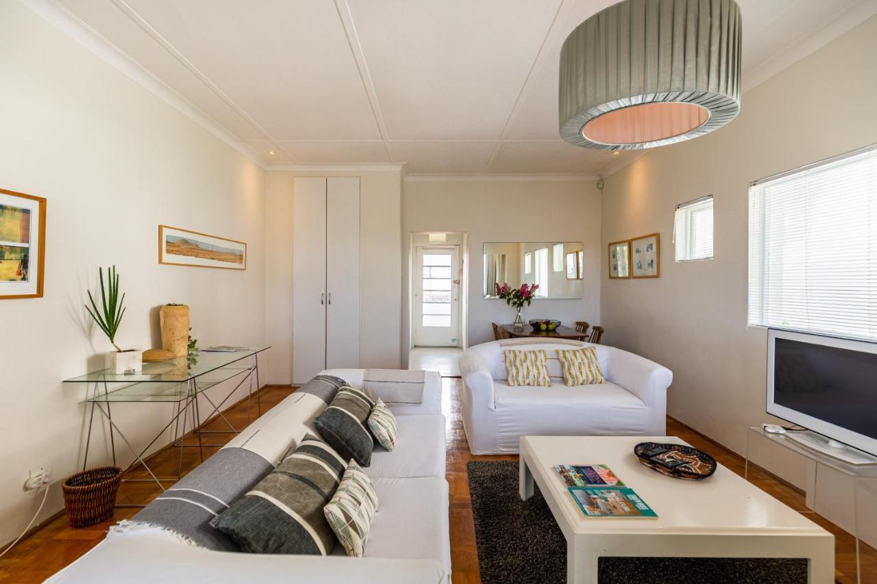 Portswood Mews - Chic White Studio Apartment Green Point ケープタウン エクステリア 写真