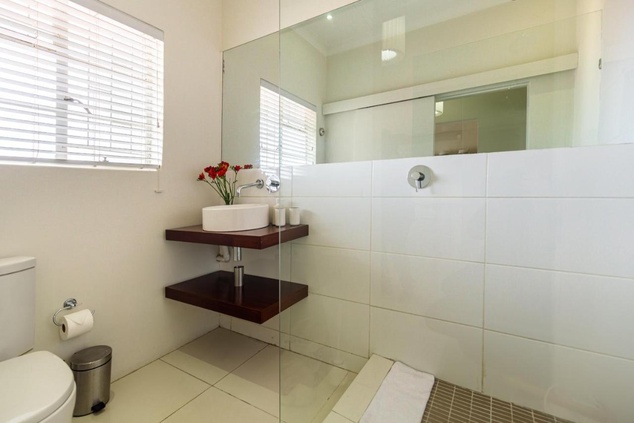 Portswood Mews - Chic White Studio Apartment Green Point ケープタウン エクステリア 写真