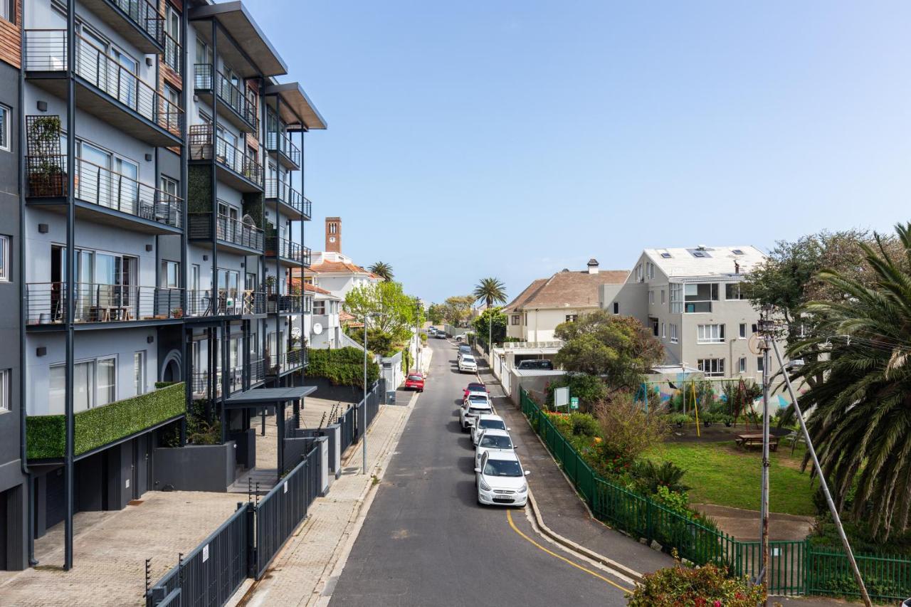 Portswood Mews - Chic White Studio Apartment Green Point ケープタウン エクステリア 写真