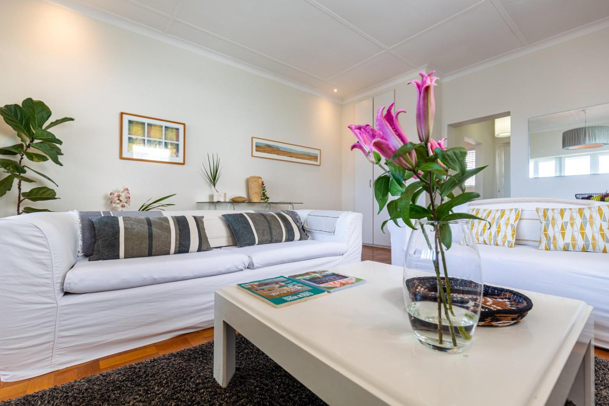 Portswood Mews - Chic White Studio Apartment Green Point ケープタウン エクステリア 写真