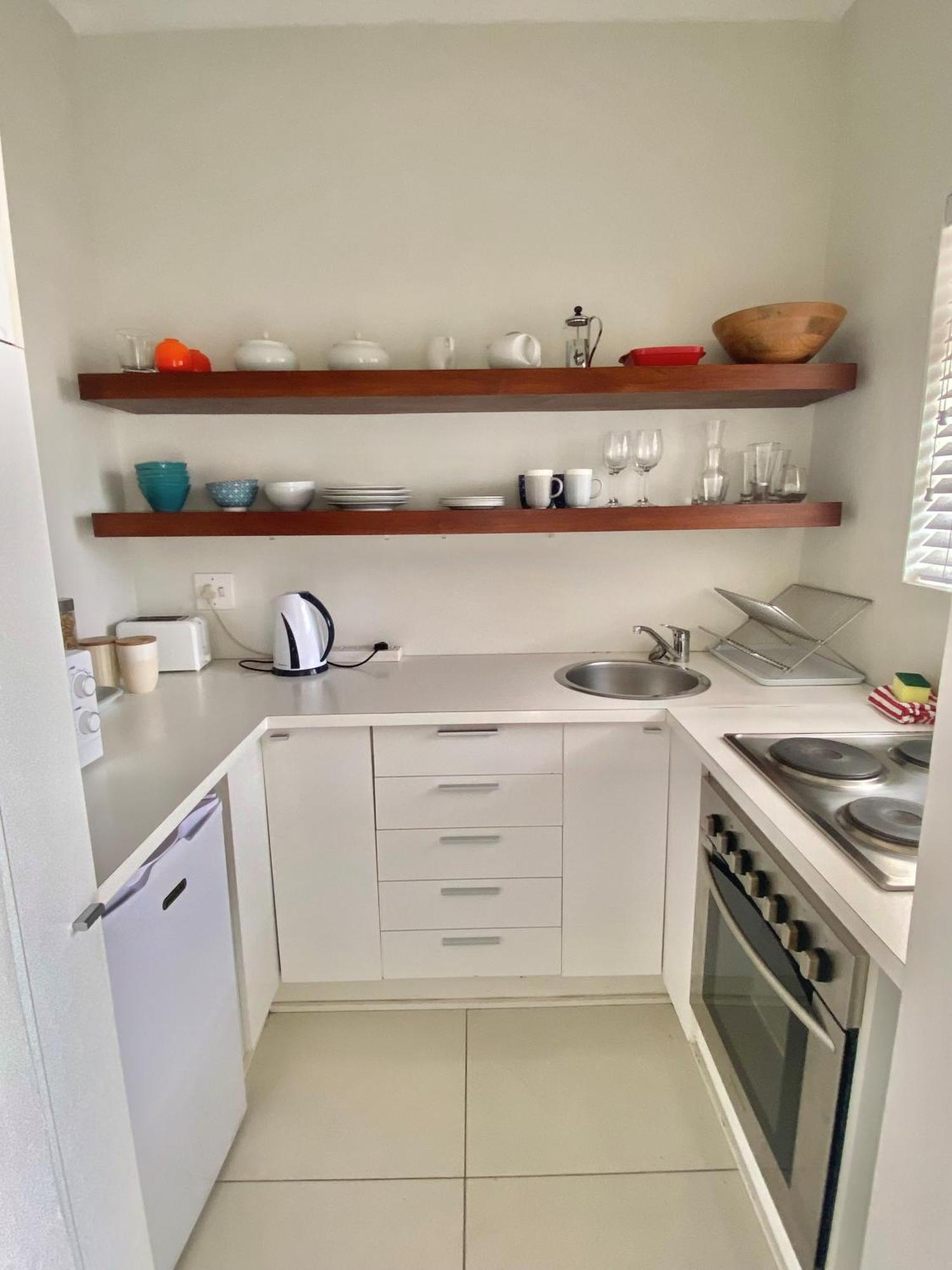 Portswood Mews - Chic White Studio Apartment Green Point ケープタウン エクステリア 写真