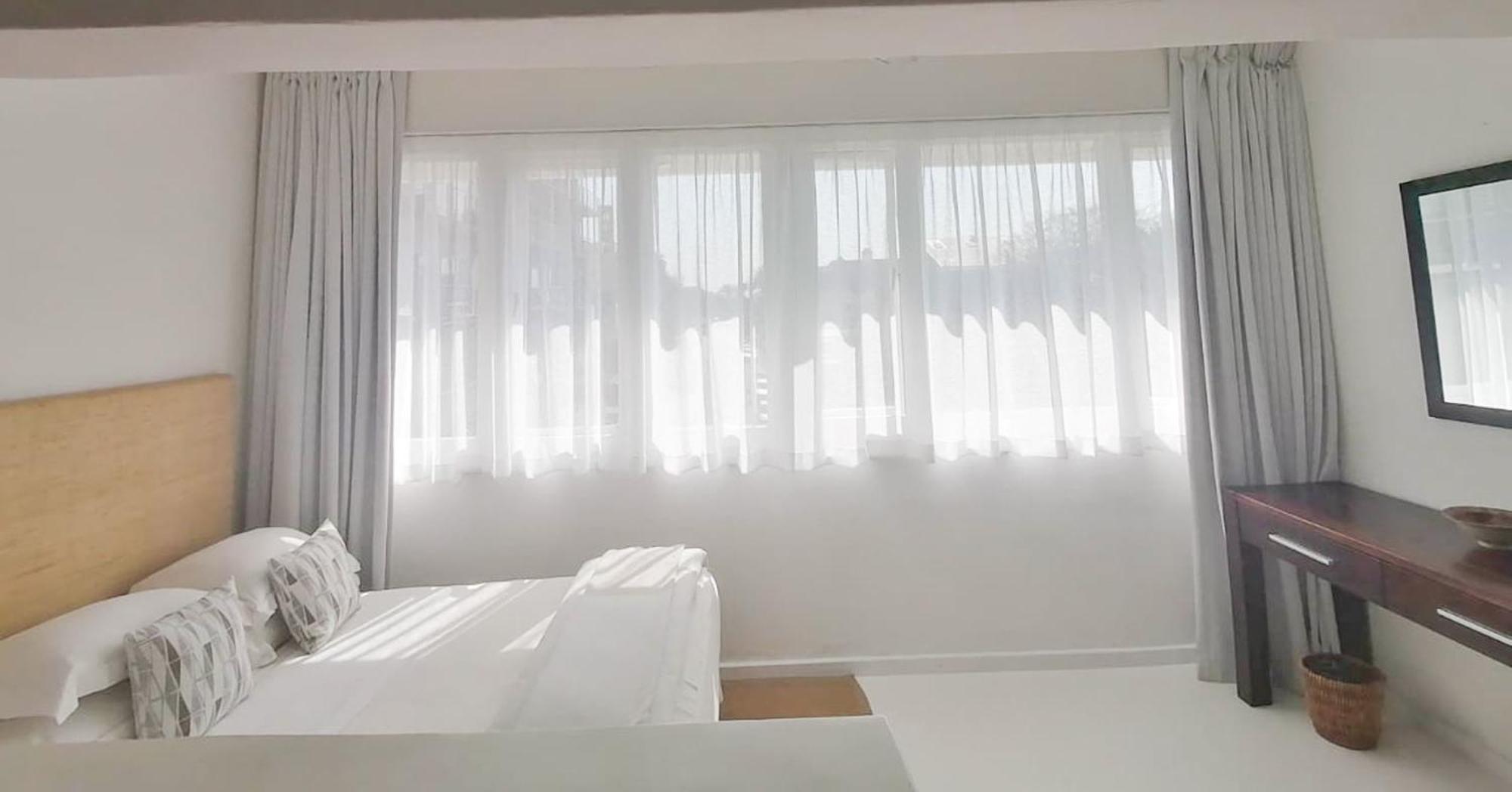 Portswood Mews - Chic White Studio Apartment Green Point ケープタウン エクステリア 写真