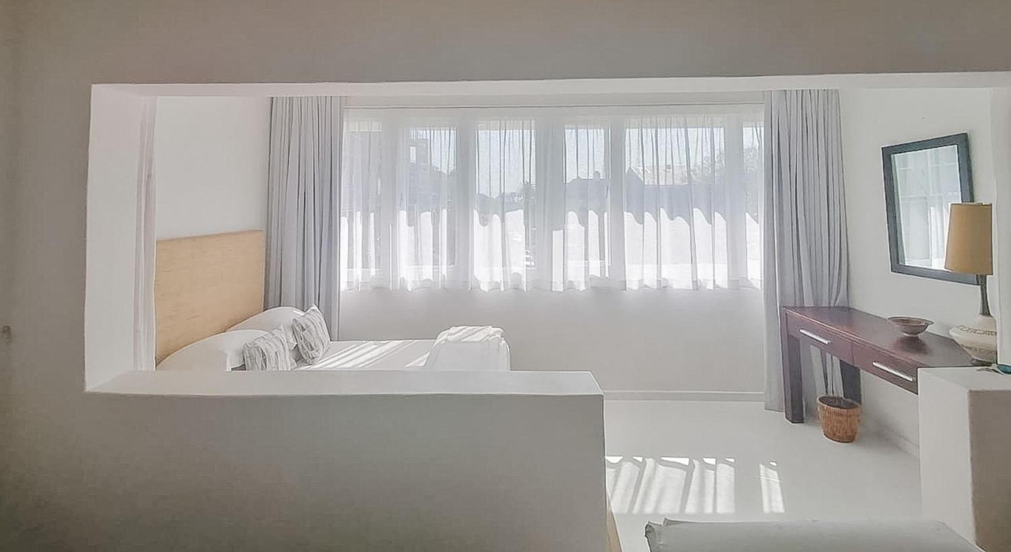Portswood Mews - Chic White Studio Apartment Green Point ケープタウン エクステリア 写真